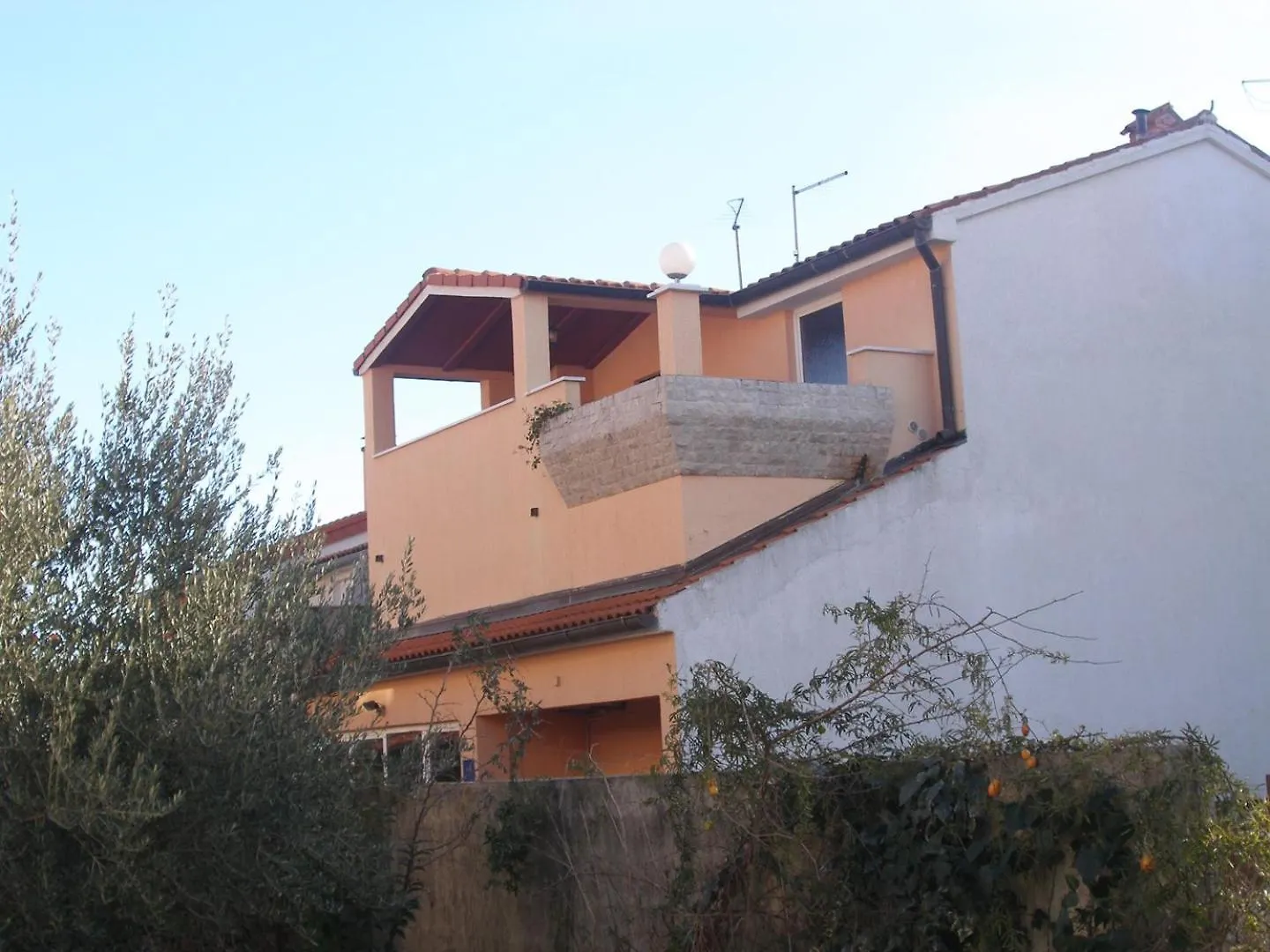 Pleasant Oriana Apartment Near The Sea-بولا بيت ضيافة